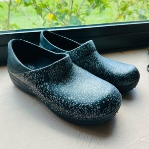 CROCS Black and Gray Speckled Clogs Nursing Size W8